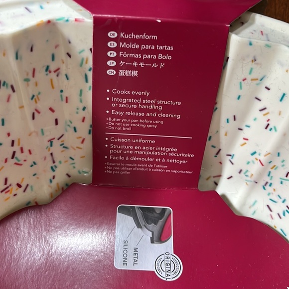 NWT Trudeau silicone fluted cake pan - Picture 7 of 8